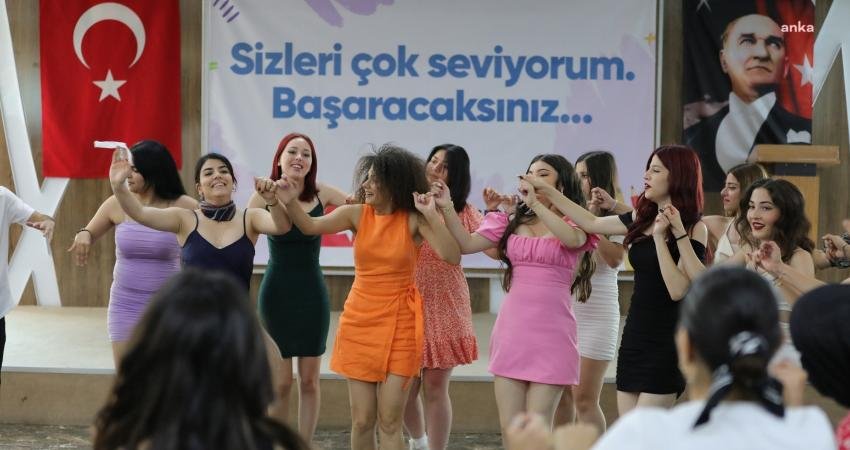 Bayraklı Belediyesi Sosyal Etkinlik Merkezi’nde ücretsiz eğitim gören üniversiteye hazırlık