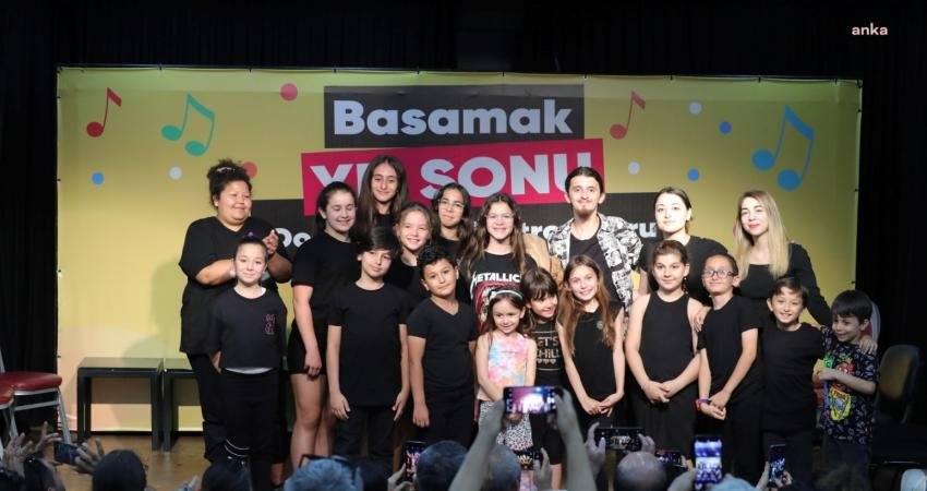 Bayraklı Belediyesi'nin BASAMAK çatısı altındaki doğaçlama tiyatro kursiyerleri yıl sonu