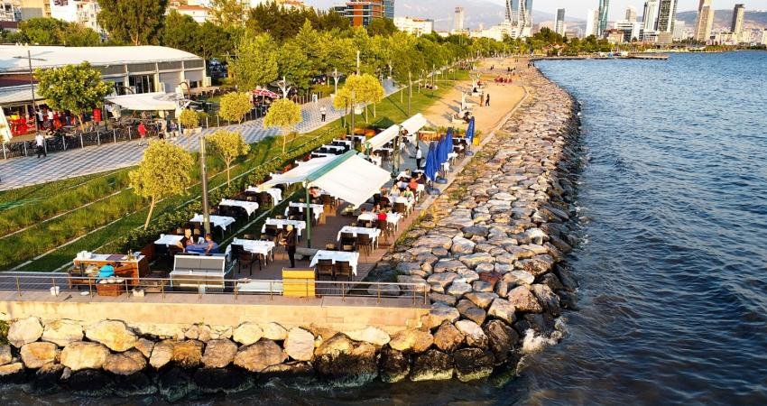 Bayraklı’nın Sosyal Tesisleri Misafirlerini Bekliyor Bayraklı Belediyesi’nin sosyal tesisleri, güncellenen yaz sezonu menüleriyle misafirlerini bekliyor.