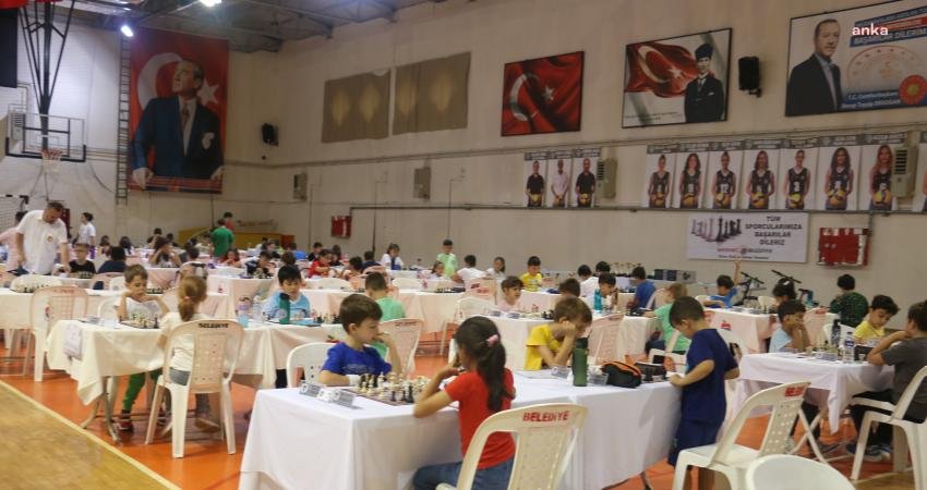 Bayramiç Belediyesi Karne Hediyesi Satranç Turnuvası, kapalı spor salonunda yapıldı.