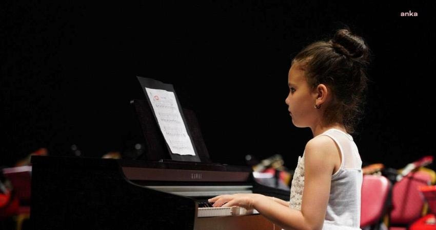 Bilecik Belediyesi Sanat Akademisi'nde müziğin çeşitli dallarında eğitim alan kursiyerler,