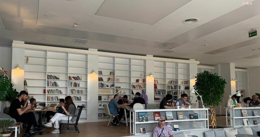 Bilecik Belediyesi’nin Yaşama Geçirdiği ‘Kitap Kafe’ Hizmete Girdi Bilecik Belediyesi tarafından Şeyh Edebali Kültür Kongre Merkezi fuaye alanında