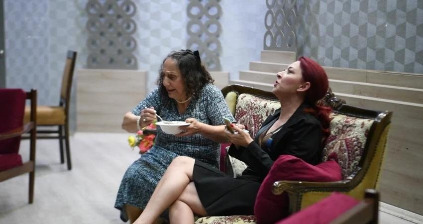 Bornova’da Sahne Kadınların Bornova Belediyesi’nin Çamdibi’ndeki Kadın Danışma Merkezi’nden yararlanan kadınlar, “Lütfen Kızımla