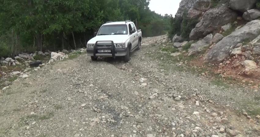 Tarlası ile köyü arasındaki yolun bozuk olması nedeniyle mahsulünü evine