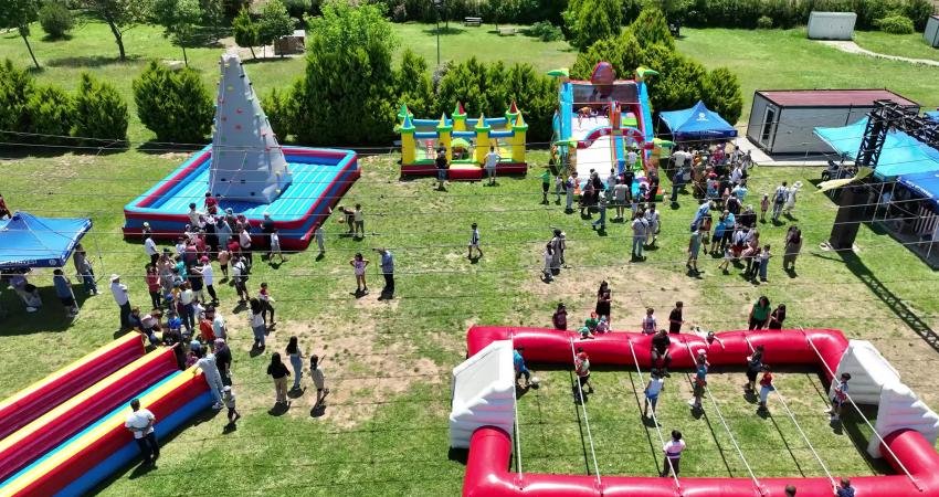 Buca Belediyesi’nin düzenlediği Karne Şenliği birbirinden renkli görüntülere sahne oldu.