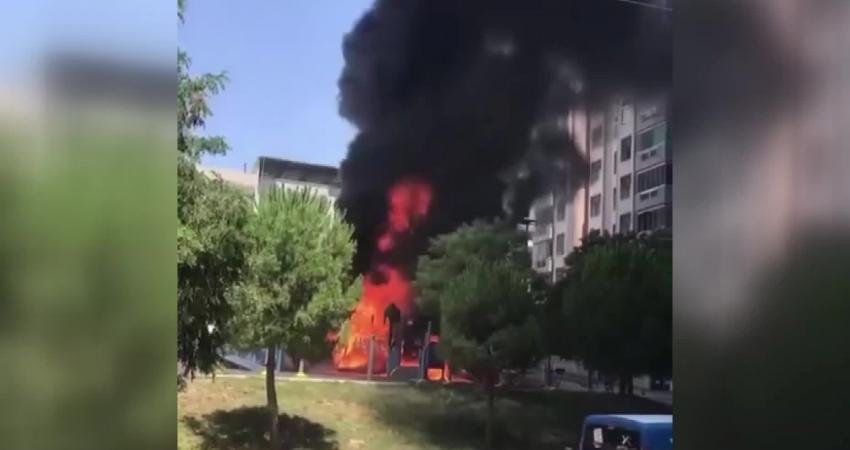 İzmir’in Buca ilçesinde bulunan bir çocuk parkı kimliği belirsiz kişi