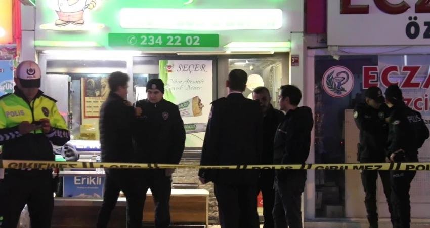 Burdur’da Eşini Öldüren Sanığa Ağırlaştırılmış Müebbet Hapis Cezası Verildi Burdur'da eşi Nurcan Seçer’i öldürmekle suçlanan Serhan Seçer, ağırlaştırılmış müebbet