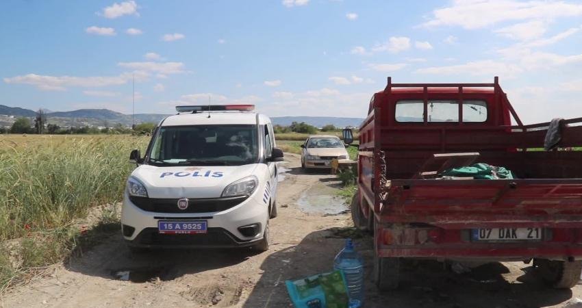 Burdur’da ailesine ait tarlada çalışan 14 yaşındaki çocuğun omzuna yorgun