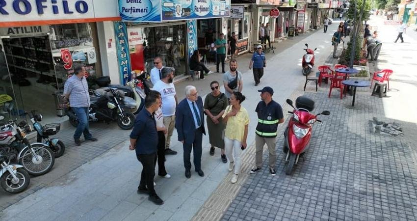 Burhaniye merkezde çok sayıda dükkanın bulunduğu Ali Çetinkaya Caddesi ve