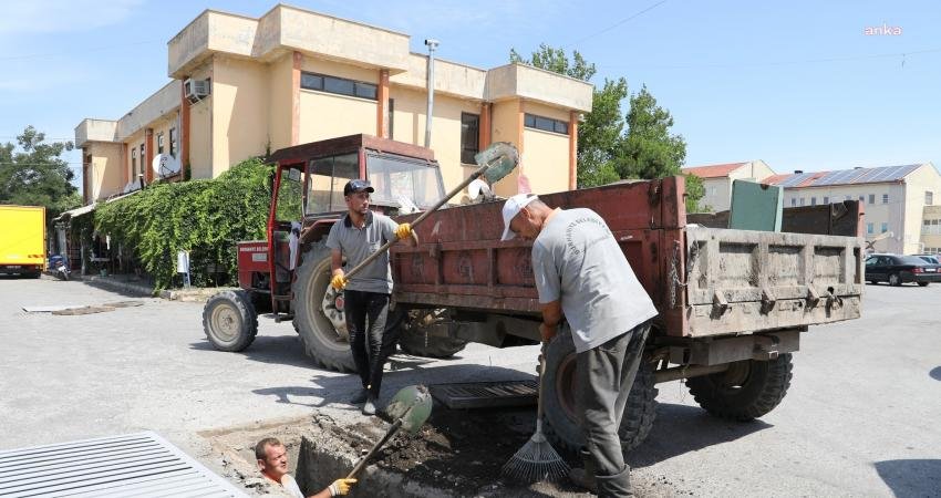 Burhaniye Belediyesi Fen İşleri Müdürlüğü ekipleri, sanayi sitesi içerisindeki mazgalların