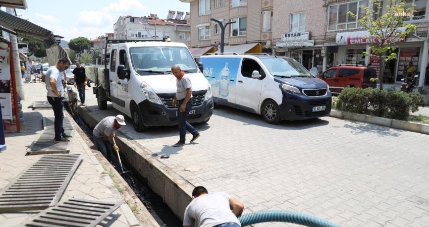 Yaz sezonunun başlamasıyla birlikte, Burhaniye’de mazgallar ve kanallar temizlenmeye devam