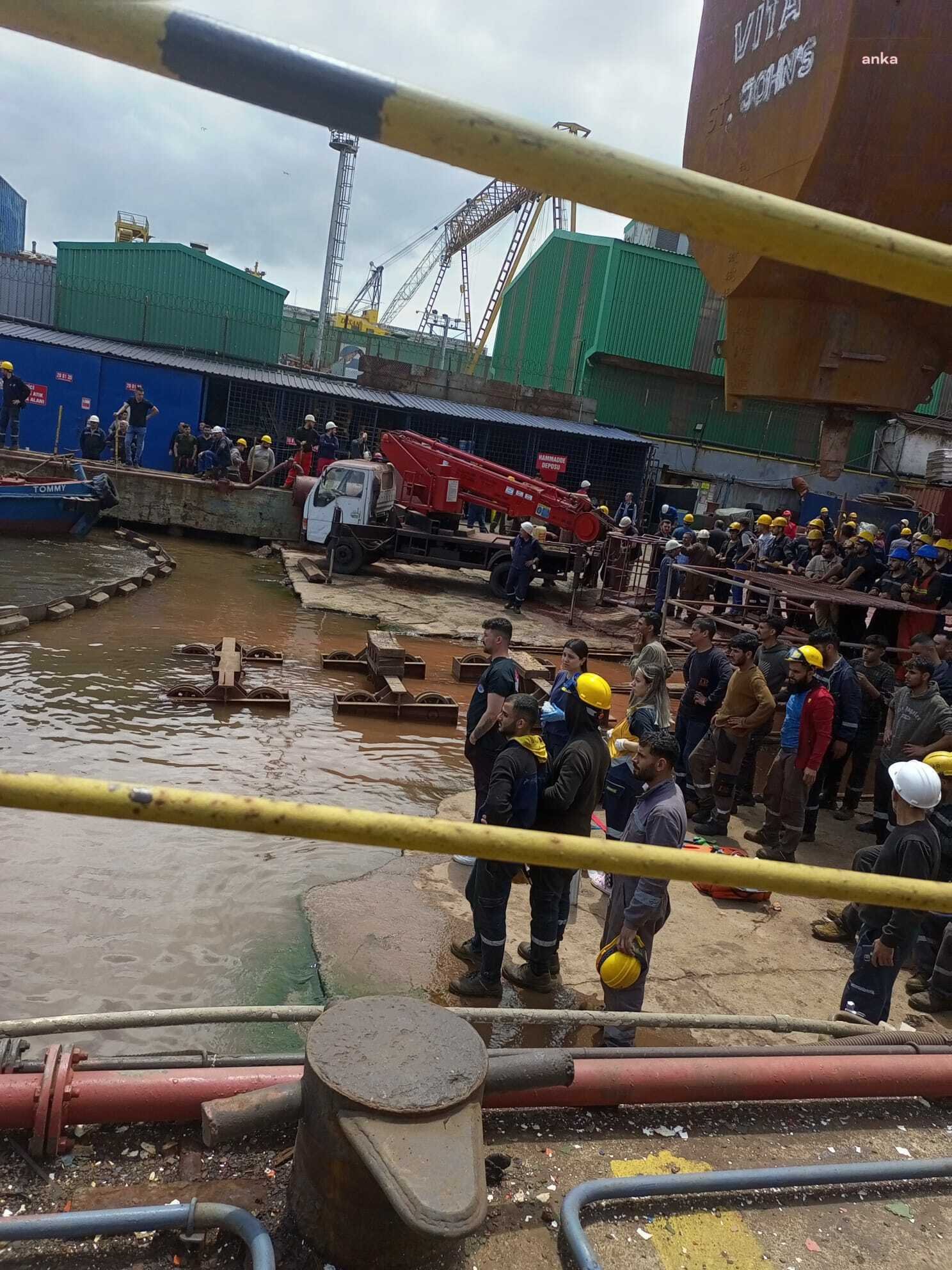 DİSK’e bağlı LİMTER-İş Sendikası, Tuzla’da bulunan Hidrodinamik Tersanesi’nde dubanın üstünde