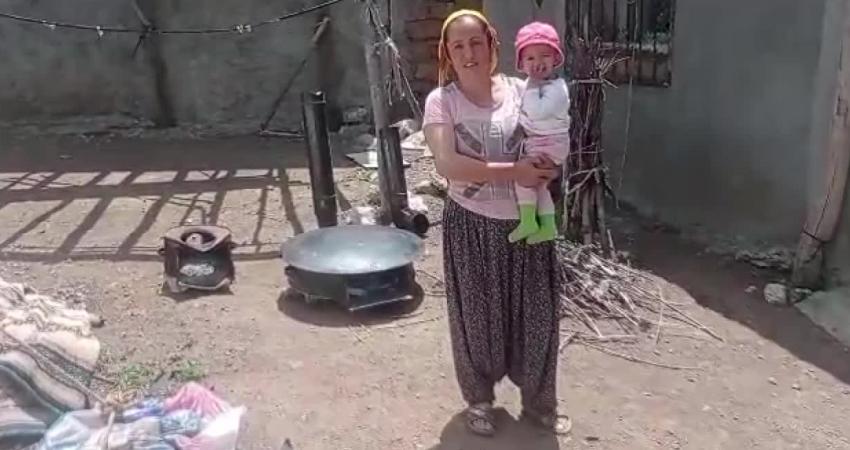 Depremde evi ağır hasar alan ve üç çocuğuyla çadırda kalan