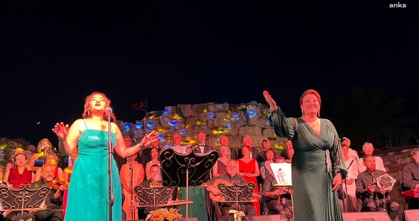 Seferihisar Sığacık’ta bulunan tarihi Kaleiçi’nde gerçekleştirilen “Dillerdeki Nağmeler” konseri, büyük