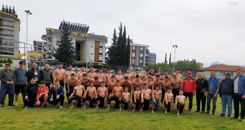 Döşemealtı Belediyesi güreş takımı hafta boyunca düzenlenen turnuvalarda kendi kilolarında