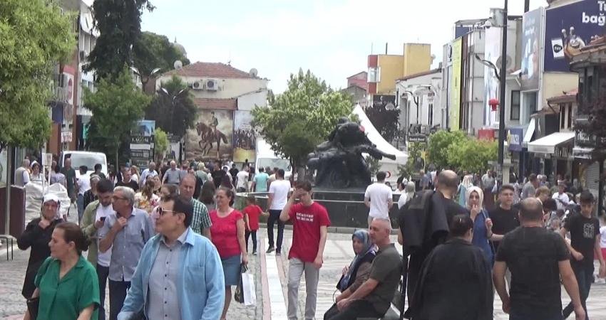 Edirne'de Kurban Bayramı alışverişi nedeniyle çarşıda yoğunluk oluştu. Bayram alışverişi