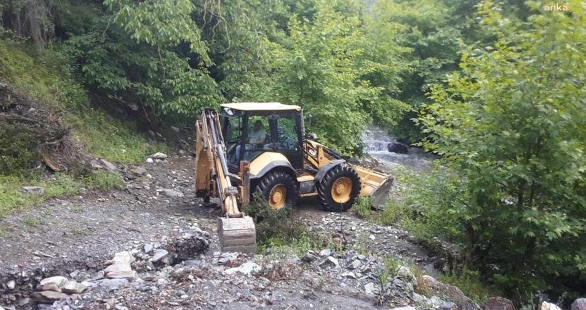 Efeler Belediyesi Fen İşleri Müdürlüğü ekipleri, yoğun yağış nedeniyle kapanan