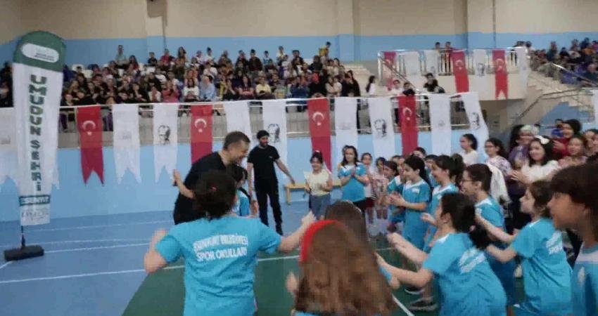 Yaz Spor Okulları’nın ilk dersinde çocuklara malzeme dağıtımı yapan Esenyurt