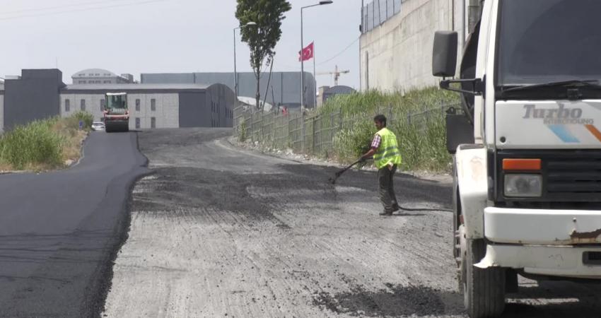 Yaz aylarının gelmesiyle birlikte asfaltlama çalışmalarını hızlandıran Esenyurt Belediyesi, Akçaburgaz