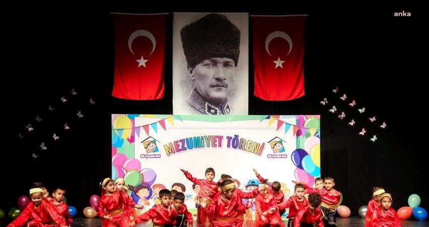 Eskişehir Büyükşehir Belediyesi Es Çocuk Evi’nde Mezuniyet Heyecanı Eskişehir Büyükşehir Belediyesi (EBB) Es Çocuk Evi’nde eğitimlerini tamamlayan öğrenciler,