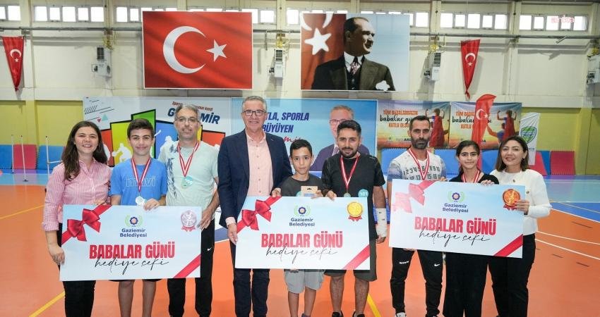 Gaziemir Belediyesi’nin Babalar Günü’nde düzenlediği ‘Babalar ve Çocukları Yarışıyor’ etkinliğinde,