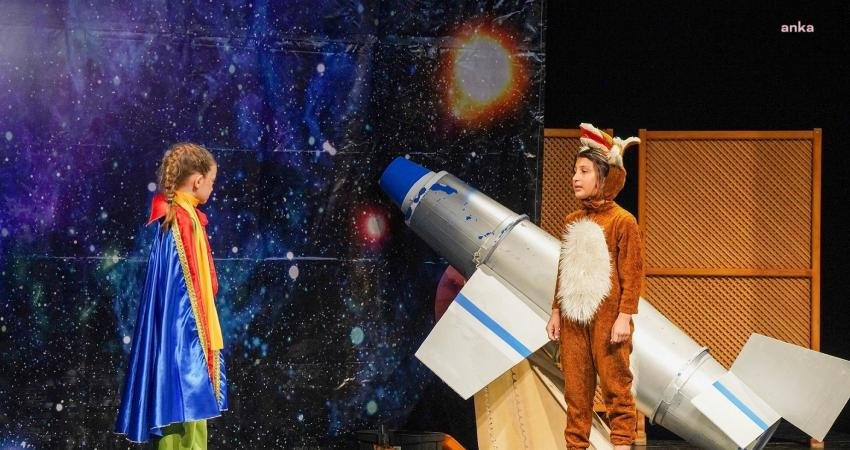 Gaziemir’de Sahne Çocukların Oldu Gaziemir Belediyesi’nin düzenlediği tiyatro kurslarına katılan çocuk kursiyerler sezon finali