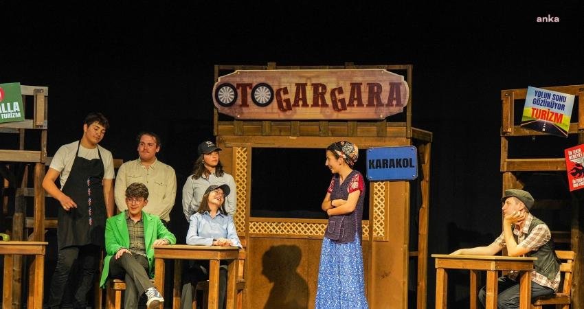 Gaziemirli Gençler “Otogargara” Oyunuyla Sahnede Gaziemir Belediyesi Gençlik Tiyatrosu’nun amatör oyuncuları, Atatürk Kültür Merkezi’nde “Otogargara”