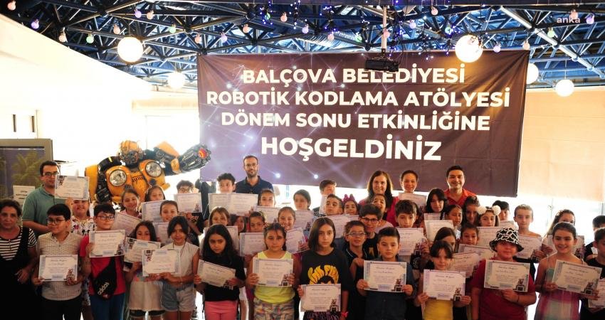 Balçova Belediyesi’nin açtığı kurslarda robotik kodlama eğitimini başarıyla tamamlayan çocuklar