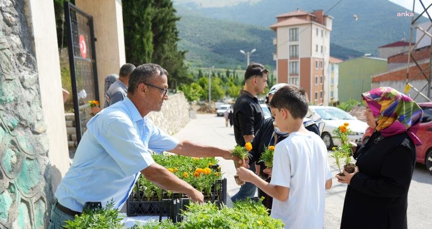 Gemlik Belediyesi, Kurban Bayramı arifesinde ilçede bulunan mezarlıkların girişlerinde binlerce