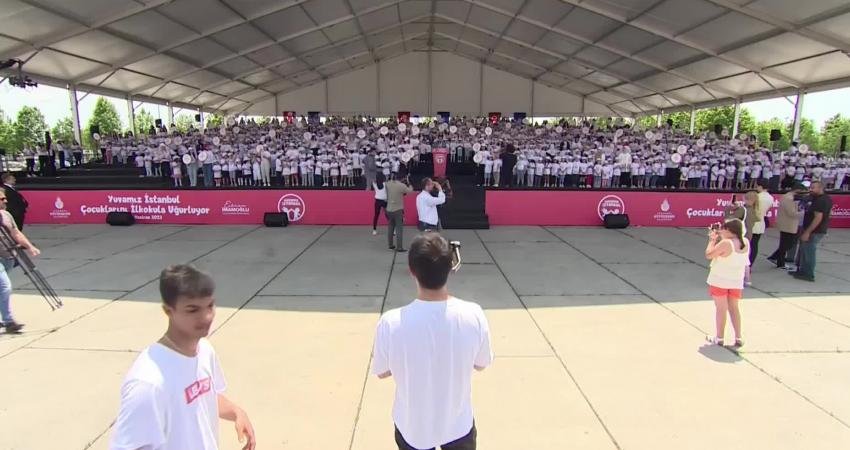 İstanbul Büyükşehir Belediye (İBB) Başkanı Ekrem İmamoğlu, "Yuvamız İstanbul" öğrencilerinin