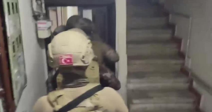 İstanbul'da düzenlenen operasyonda 37 kaçak göçmen yakalandı. Göçmenler, yasal işlemler