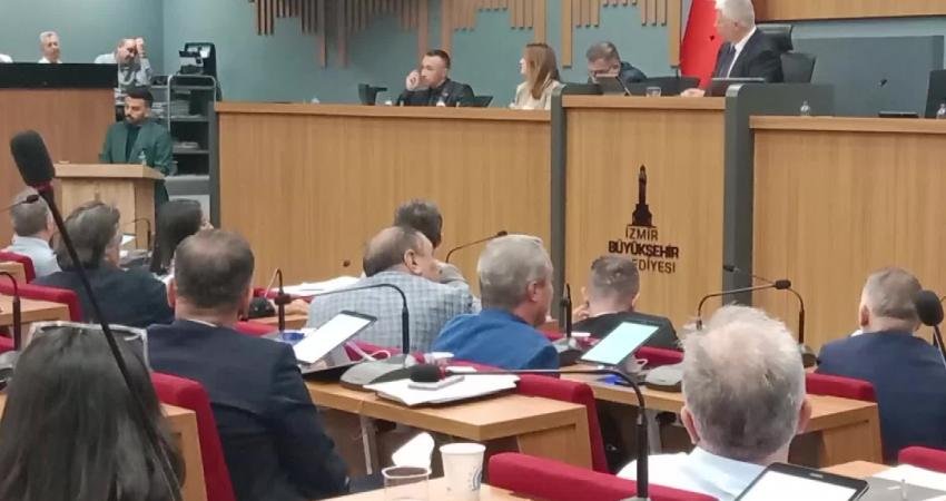 İzmir Büyükşehir Belediye Meclisi toplantısında arbede yaşandı. AKP Grup Sözcüsü