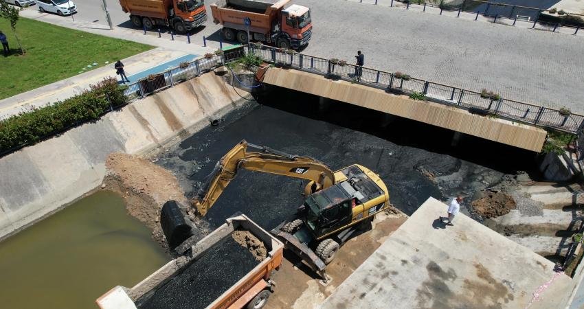 İzmir Büyükşehir Belediyesi İZSU Genel Müdürlüğü, Peynircioğlu Deresi’ndeki temizlik çalışmalarını