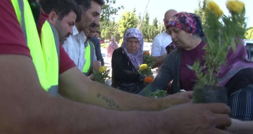 İzmir Büyükşehir Belediyesi, Kurban Bayramı öncesinde yakınlarının mezarını ziyaret edenlere,