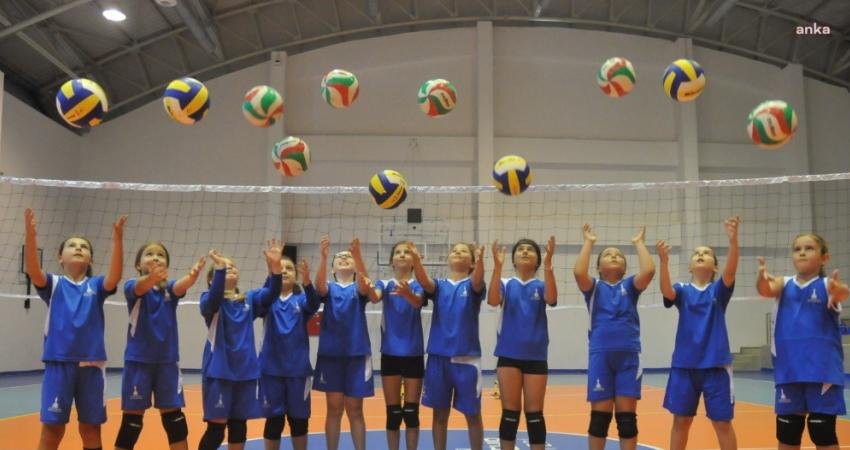 İzmir Büyükşehir Belediyesi’nin yarın başlayacak yaz spor okullarıyla 16 ayrı