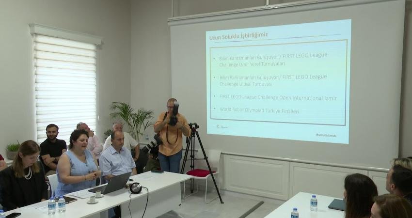 İzmir Dünya Robot Olimpiyatı Uluslararası Finali’ne Hazırlanıyor İzmir Büyükşehir Belediyesi ve Bilim Kahramanları Derneği işbirliğiyle 2024 yılının