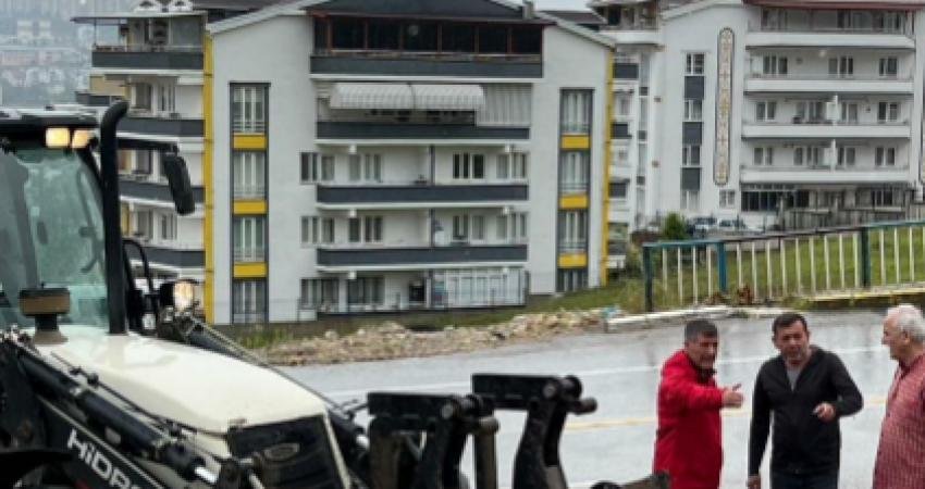 İzmit Belediyesi ekipleri, kentte yoğun yağıştan olumsuz etkilenen bölgelere müdahale etti.