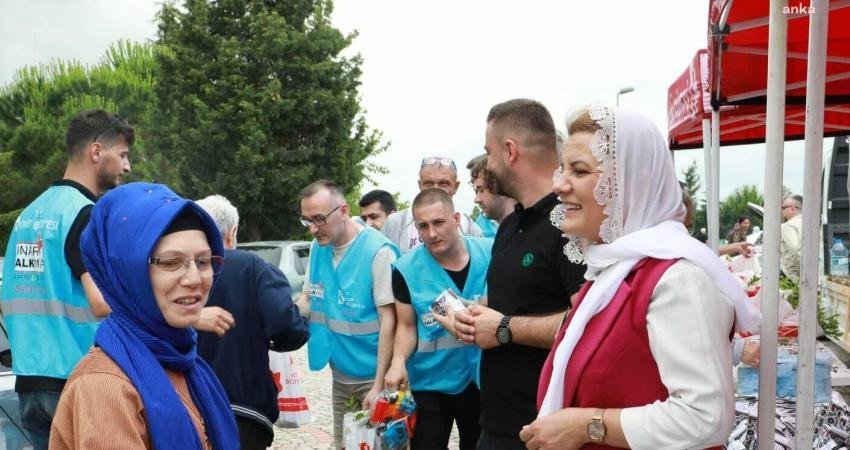 İzmit Belediyesi, Kurban Bayramı arifesinde mezarlıkları ziyaret eden vatandaşları yalnız