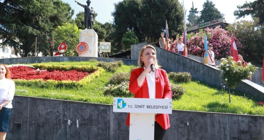 İzmit’in kurtuluşunun 102’nci yılı dolayısı ile düzenlenen çelenk sunma töreninde