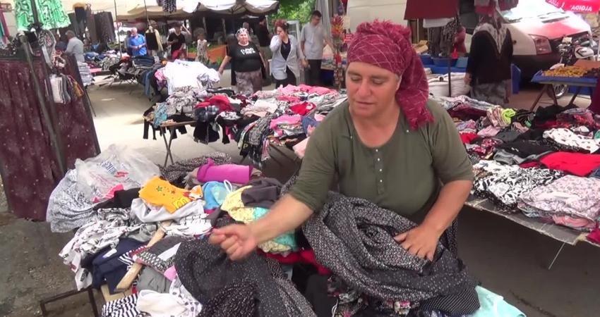 Osmaniye’nin Kadirli ilçesinde yaşayan Fatma Avan, yıllardır semt pazarında diktiği şalvarları