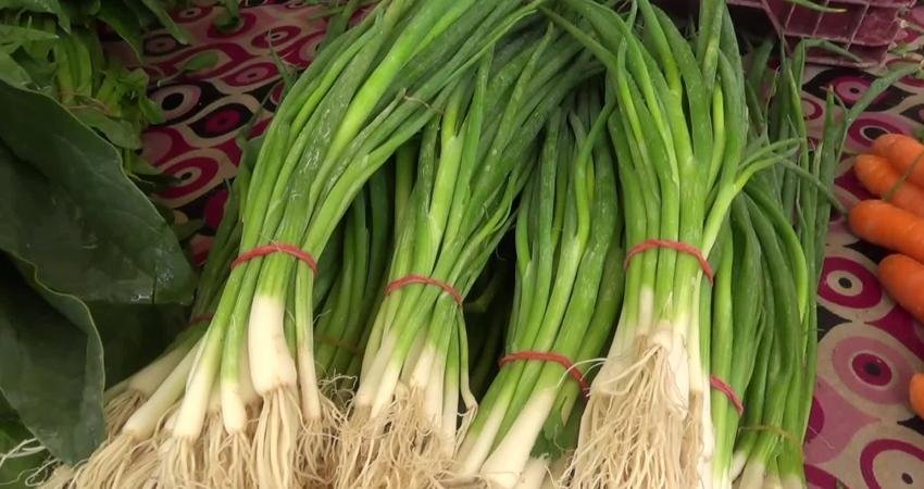 Enflasyon ve dolar kurunun artması nedeniyle fiyatların yükseldiğini söyleyen pazarcılar