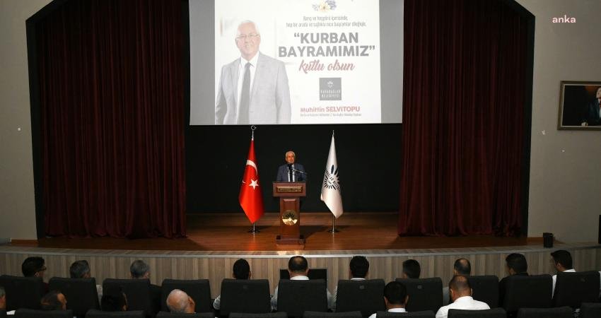 Karabağlar Belediye Başkanı Muhittin Selvitopu, Kurban Bayramı dolayısıyla personelle bir