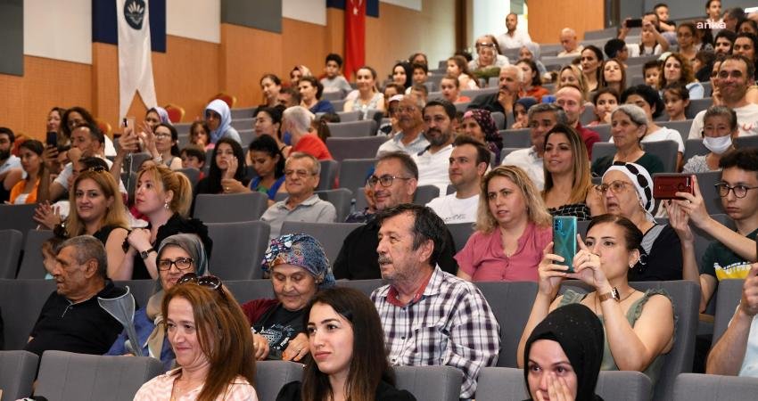 Karabağlar Belediyesi bünyesinde oluşturulan Çocuk Korosu, ilk konserini Yıldız Kenter