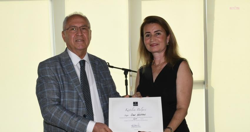 Karabağlar Belediyesi'nin düzenlediği çini kursuna katılan kursiyerlerin yıl sonu sergisi,