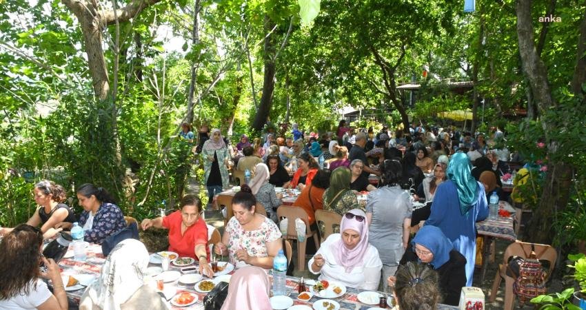 Karabağlar’da Kursiyerler İçin Düzenlenen Geziler Sürüyor Karabağlar Belediyesi'nin semt merkezlerindeki kurslara katılarak hobi ve meslek sahibi