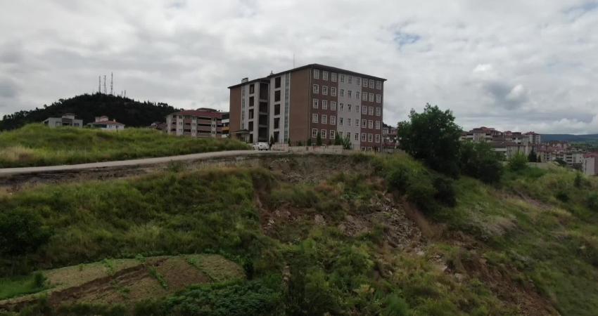 Karabük’ün merkeze bağlı Karabük Mahallesi’ndeki iki okulun yakınında toprak kayması