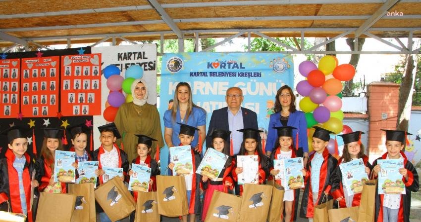 Kartal Belediyesi’ne bağlı 15 kreşte eğitim gören minik öğrenciler karnelerini