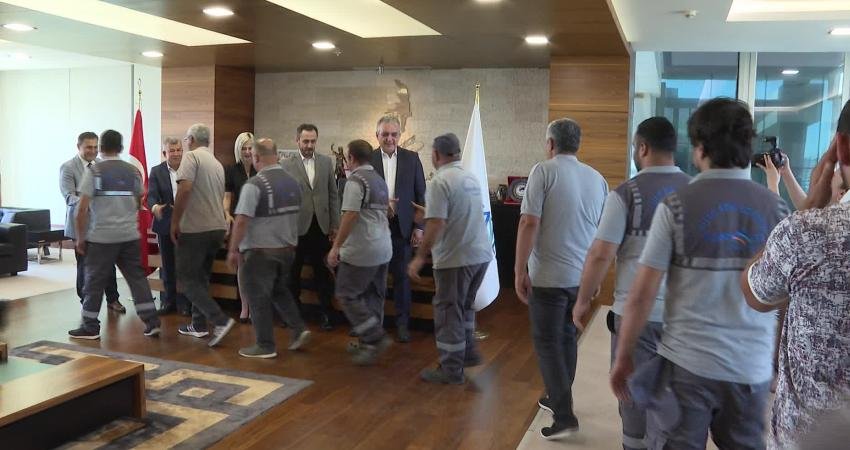 Konyaaltı Belediye Başkanı Semih Esen, Kurban Bayramı dolayısıyla belediye personeli
