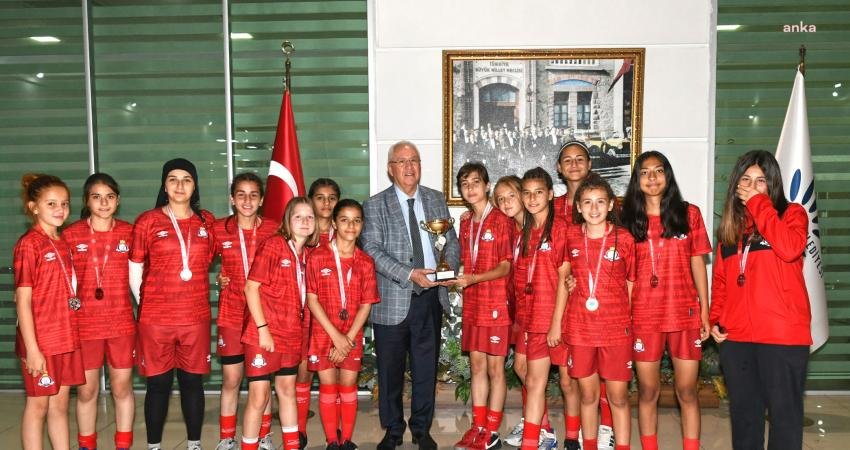 Kupalarıyla Başkan Selvitopu’na Geldiler Kocaeli’nde 10-16 Haziran arasında düzenlenen Yıldızlar Türkiye Şampiyonası'nda ikinci olan