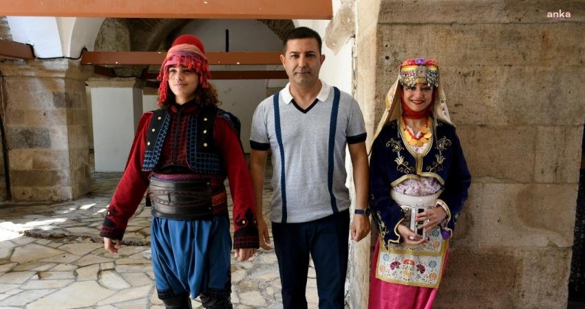 Kuşadası’nda ilçe protokolü, Kurban Bayramı’nın ikinci gününde Tarihi Kervansaray'da düzenlenen